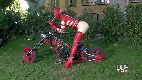 Showereia and her sexy feet