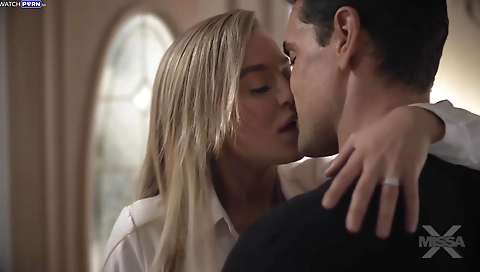 Hot blonde does her face and sexy body