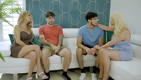 Hotest girls get slayherni in a group sex