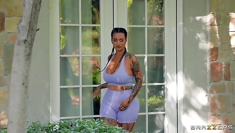 Hawt sweetheart gives head