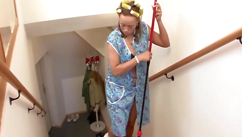 Hawt chick fucks in the kitchen